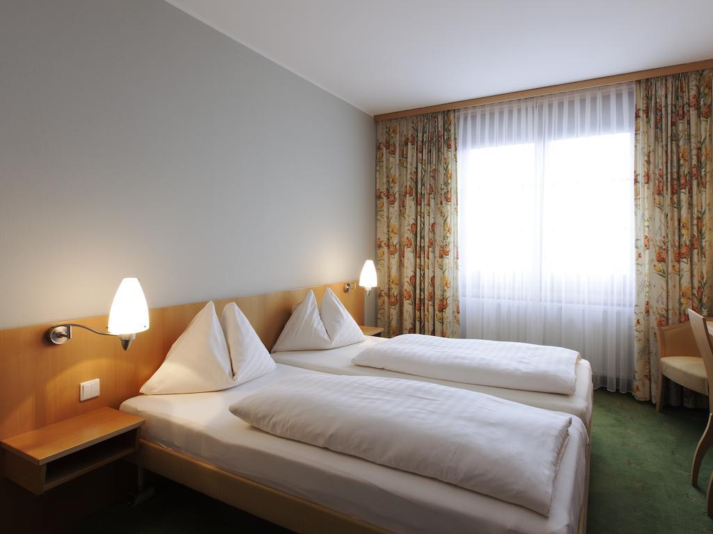 Landzeit Restaurant Voralpenkreuz Hotel Sattledt Bilik gambar